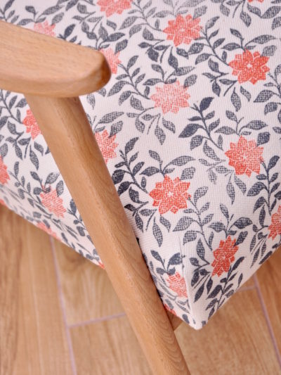 Detail fauteuil vintage en tissu motif floral imprimé à la main par Inkree