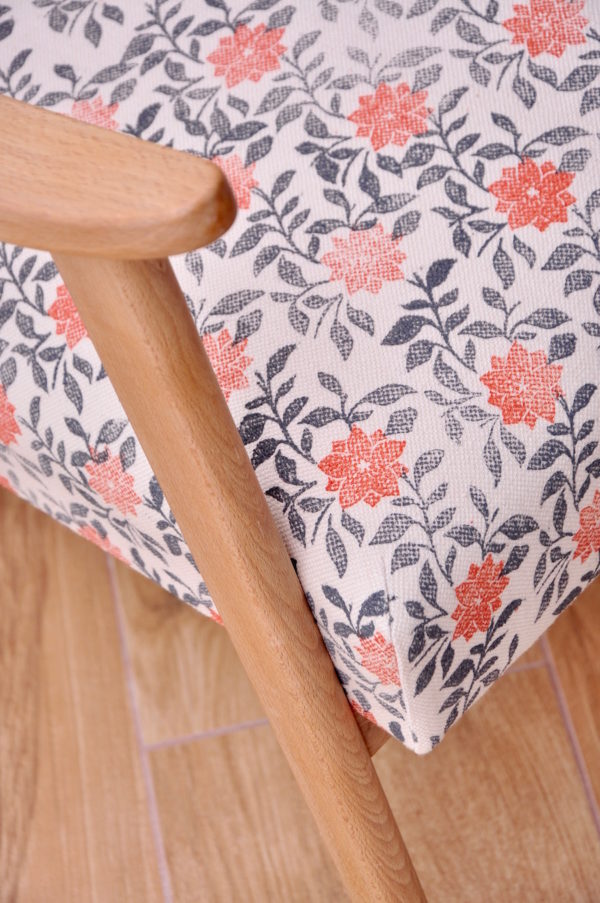Detail fauteuil vintage en tissu motif floral imprimé à la main par Inkree