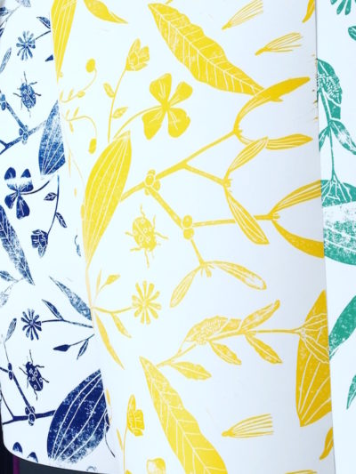 Papier peint imprimé à la main au bloc par Inkree. Motif végétal.