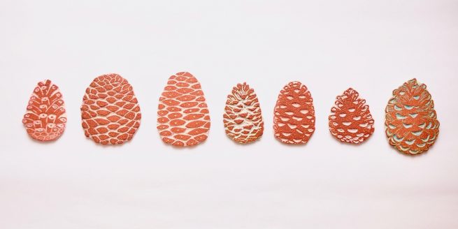 Collection Motif Pomme de Pin gravé à la main personnalisable pour tissu et papier peint par Inkrée