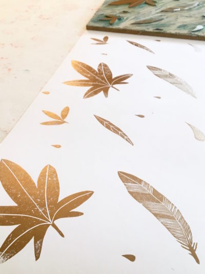 Papier peint motif feuille plume imprimé à la main personnalisable par Inkree