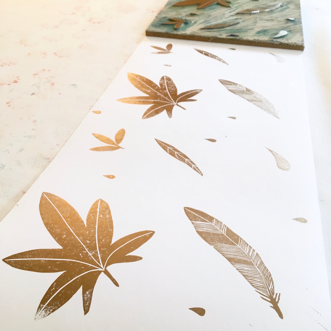 Papier peint motif feuille plume imprimé à la main personnalisable par Inkree