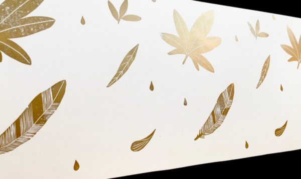 Papier peint frise motif feuille et plume collection Drifting imprimé à la main par Inkree