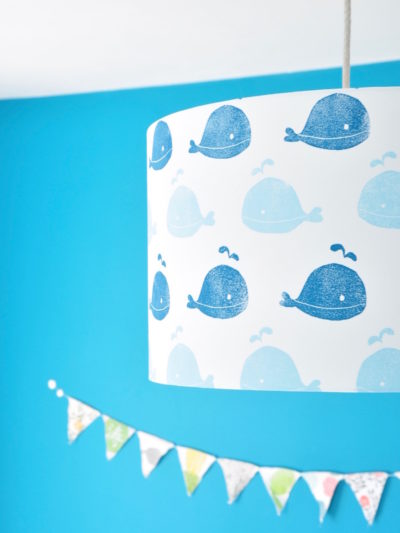 Suspension tambour en coton bio motif petites baleines bleues pour chambre enfant bébé à personnaliser Inkree