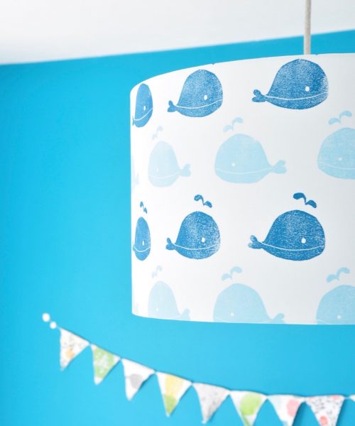 Suspension tambour en coton bio motif petites baleines bleues pour chambre enfant bébé à personnaliser Inkree