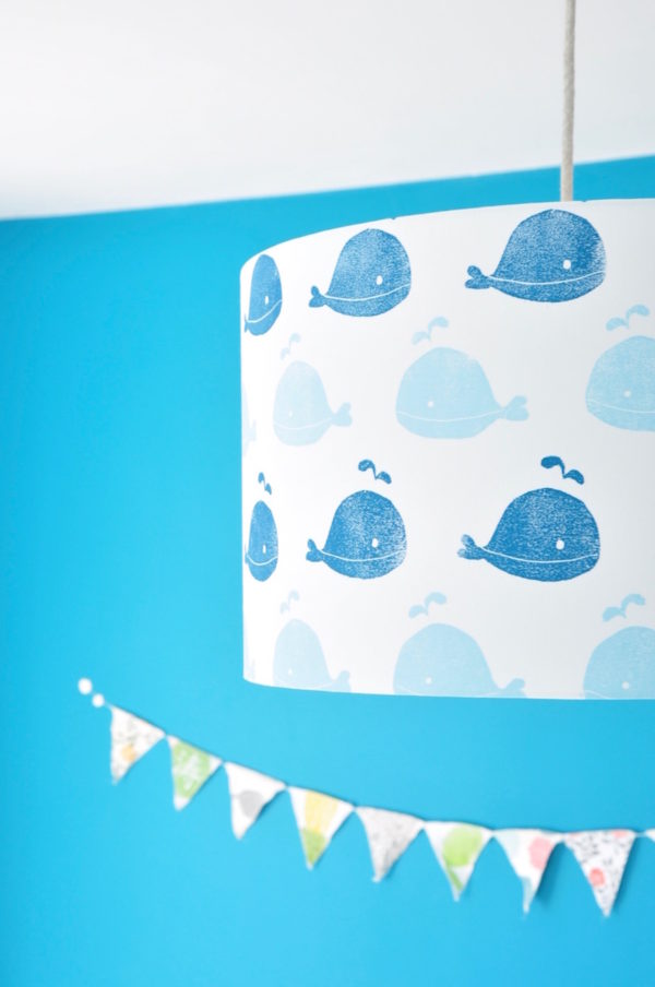 Suspension tambour en coton bio motif petites baleines bleues pour chambre enfant bébé à personnaliser Inkree