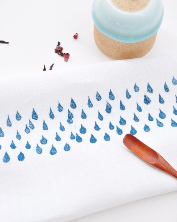Torchon essuie main motif pluie bleue en lin lavé français par Inkrée