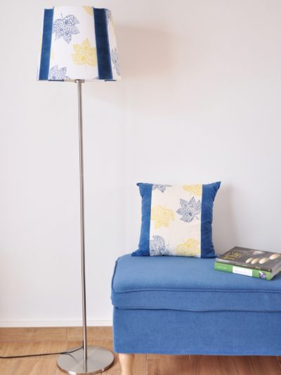 Abat-jour carré espagnol motif végétal coussin assorti par Inkree