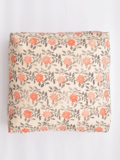 Coussin de sol BRISE motif fleurs cerisier imprimé à la main sur du coton et lin fabriqué en France, création Inkree