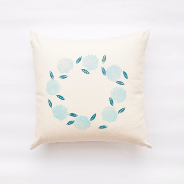 Coussin couronne de pivoines roses impression artisanale sur du coton bio Inkree