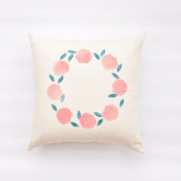 Coussin couronne de pivoines roses impression artisanale sur du coton biologique par Inkree