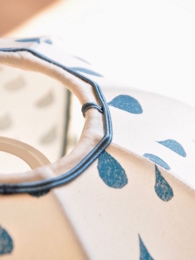 Détails soutache de la suspension abat-jour dôme de Inkree. Motif pluie tissu biologique imprimé à la main au bloc. Artisanat français Inkrée