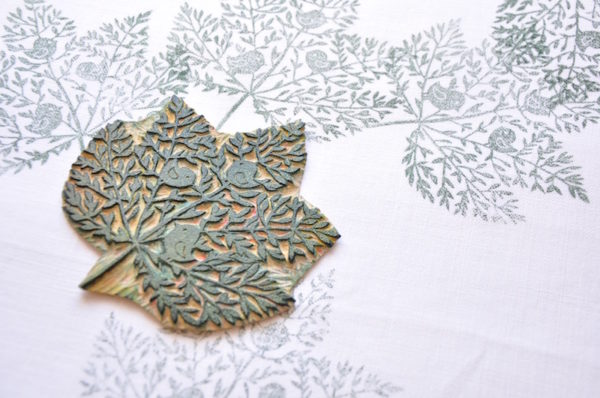 Essuie-main LEAF motif feuille vert foncé en lin Francais Inkree Essuie main motif feuille en lin français imprimé à la main par Inkree. Couleurs d'imprimés vert foncé.