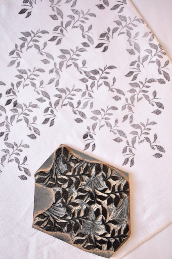 Essuie-main motif feuillage Brise couleur noir et blanc, imprimé à la main sur du lin français. Inkree