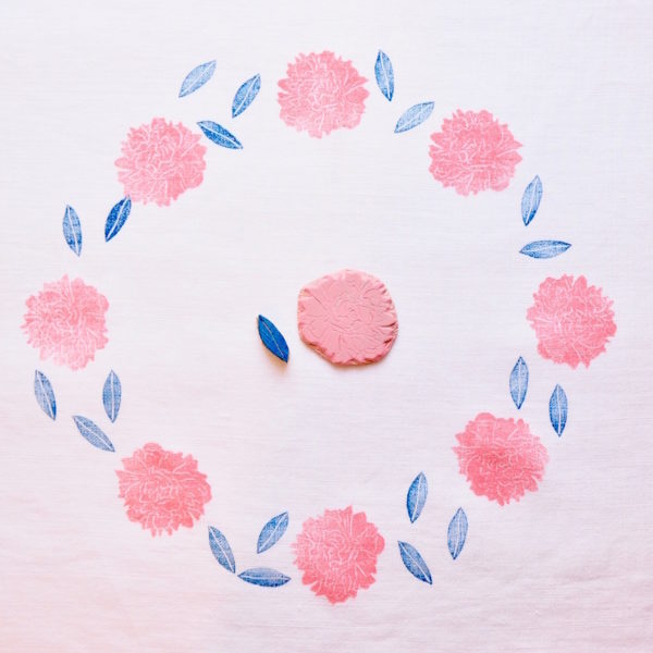 Essuie main motif pivoine en lin français imprimé à la main par Inkree. Couleurs d'imprimés bleu et rose.