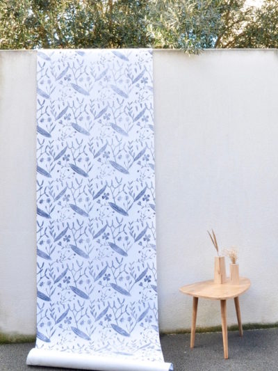 Papier peint motif fleurs sauvage noir, imprimé à la main sur du papier peint fabriqué en France Inkree