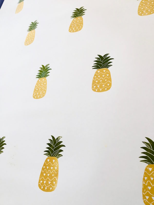 papier peint imprimé à la main au bloc Ananas Inkree Papier peint Ananas imprimé à la main au bloc par Inkree