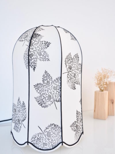 Lampe à poser CLOCHE unique fabrication française, tissu imprimé à la main sur du coton biologique, motif platane noir par Inkree