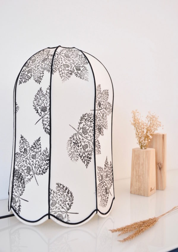 Lampe à poser cloche design vintage, création artisan d'art Fabrication française, tissu imprimé à la main sur du coton biologique, motif platane noir par Inkree