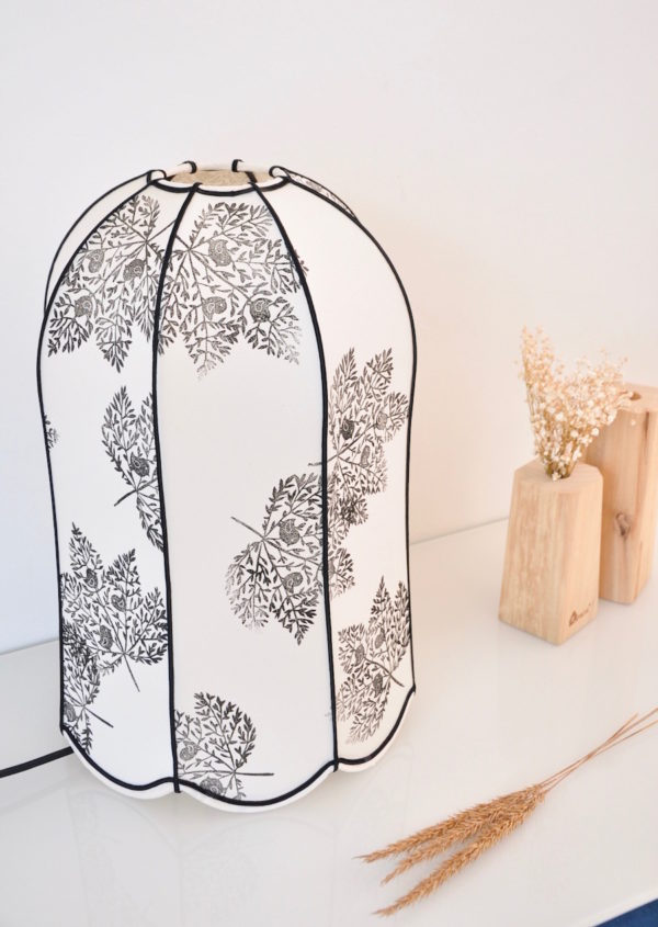 Lampe à poser Cage unique fabrication française, tissu imprimé à la main sur du coton biologique, motif platane noir par Inkree