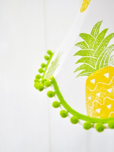 Details Abat-jour pagode à pompons motifs ananas par artisan d'art de france Inkrée
