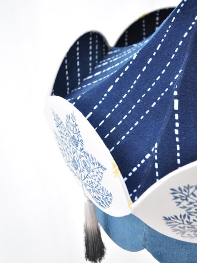 Abat-jour carrousel habillé du tissu tissé et teint à la main, pièce unique par artisan d'art Inkrée.