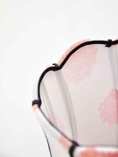 Abat-jour Pagode Victorienne franges noires imprimés pivoines en coton bio, fabriqué par artisan d'art de France Inkrée