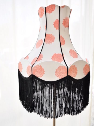 Abat-jour Pagode Victorienne longues franges noires imprimés pivoines roses en coton bio, fabriqué par artisan d'art de France Inkrée.