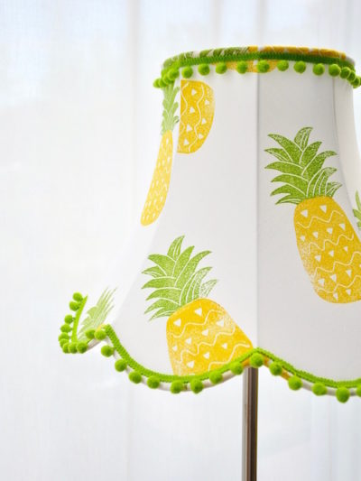 Abat-jour pagode à pompons motifs ananas tissu biologique. Artisan d'art de france.