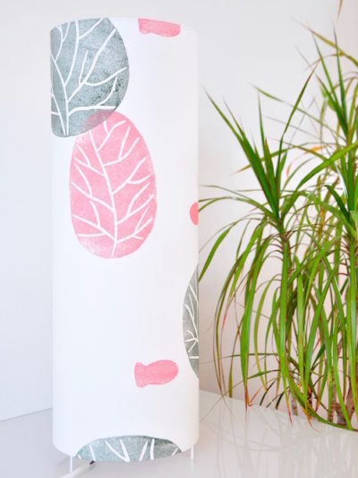 Lampe à poser cylindrique Secret Woods en coton bio pièce unique création artisan d'art Inkree
