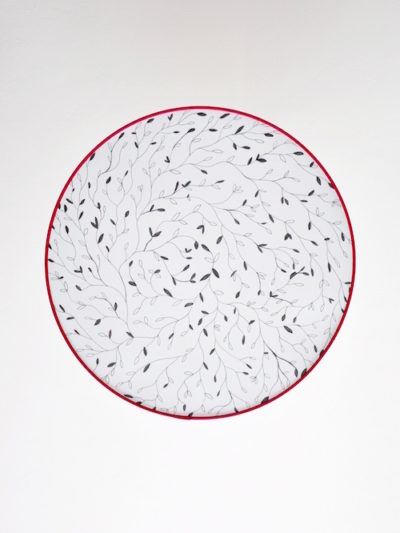 Suspension tambour rouge en soie sauvage, diffuseur peint à la main, par Artisan d'art de France Inkrée