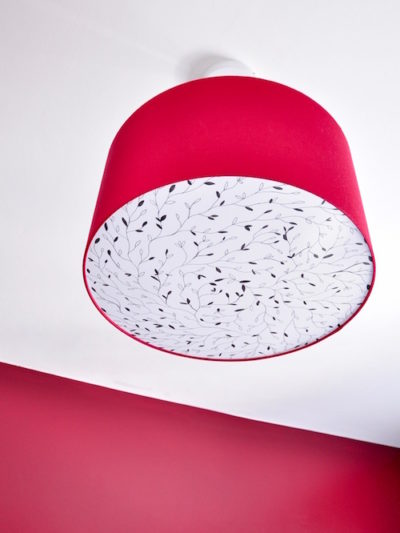 Suspension tambour couverte du soie sauvage rouge, diffuseur peint à la main motif vegetal. Créé par Artisan d'art de France INKRÉE.