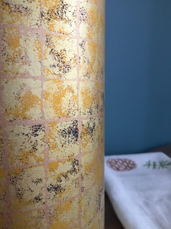 Abat-jour a pieds feuille d'or detail inkree Abat-jour à pieds en papier japonais feuille d'or Fabrication francaise par Inkrée à Saint Martin de Ré.