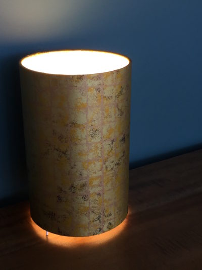 Abat-jour à pieds en papier japonais feuille d'or Fabrication francaise par Inkrée à Saint Martin de Ré.