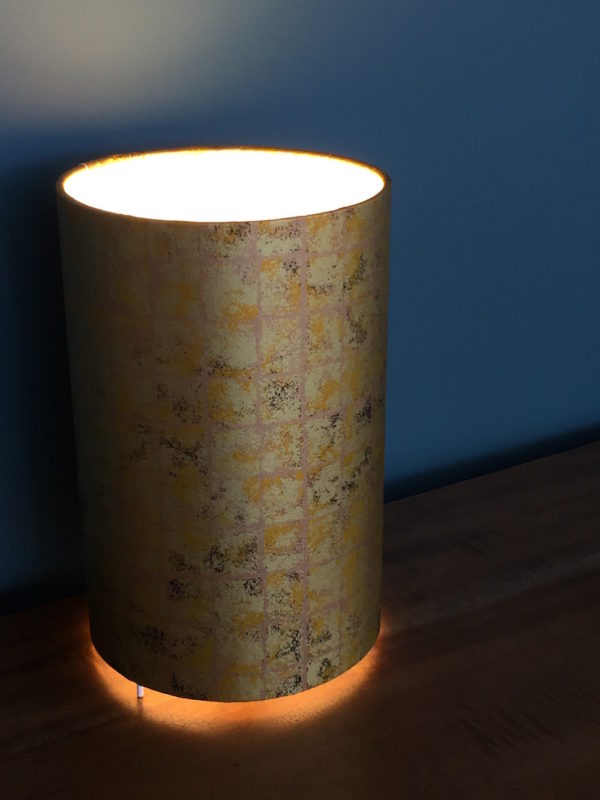 Abat-jour a pieds feuille d'or profil inkree Abat-jour à pieds en papier japonais feuille d'or Fabrication francaise par Inkrée à Saint Martin de Ré.