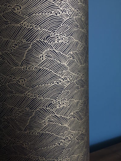 Abat-jour à poser en papier japonais motif vagues dorées création Inkrée
