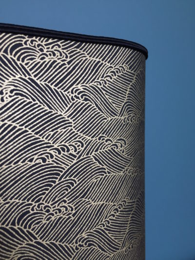 Abat-jour applique motif vagues dorées en papier japonais création d'Inkrée