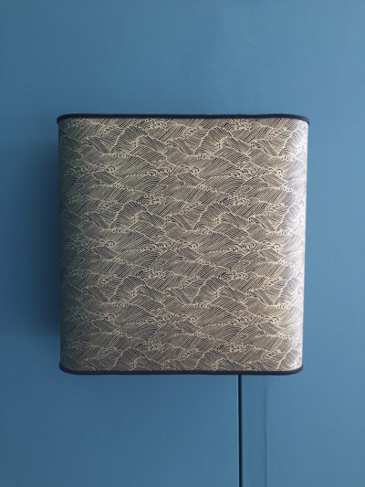 Abat-jour applique motif vagues dorées en papier japonais création d'Inkrée