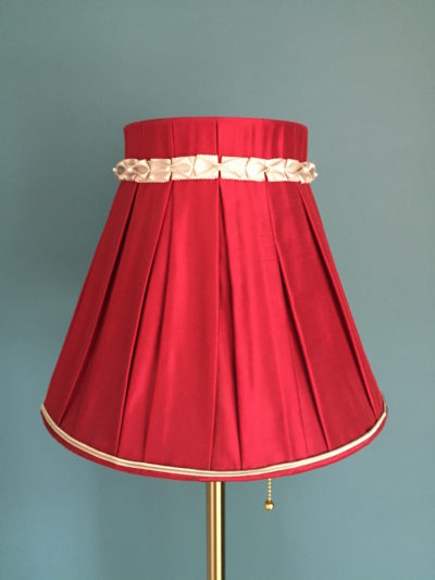 Abat-jour plissés dior dans du doupion de soie rouge, creation originale d'Inkree à Saint Martin de Ré.