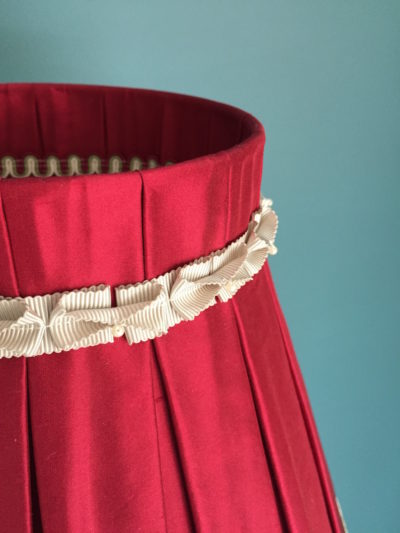 Abat-jour plissés dior dans du doupion de soie rouge, creation originale d'Inkree à Saint Martin de Ré.