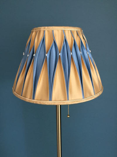 Abat-jour plissés smoké main dans du dupions de soie bi-colores, decor fines perles, création Inkrée