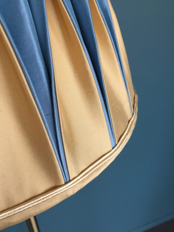 Abat-jour plissés smoké main dans du dupions de soie bi-colores, decor fines perles, création Inkrée