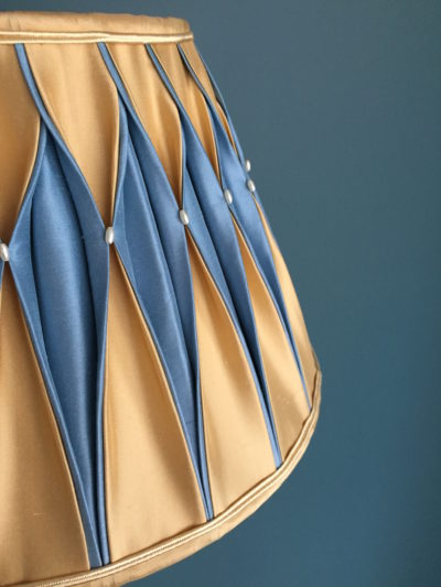 Abat-jour plissés smoké main dans du dupions de soie bi-colores, decor fines perles, création Inkrée