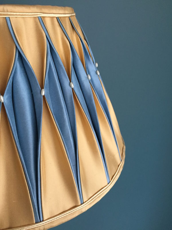 Abat-jour plissés smoké main dans du dupions de soie bi-colores, decor fines perles, création Inkrée