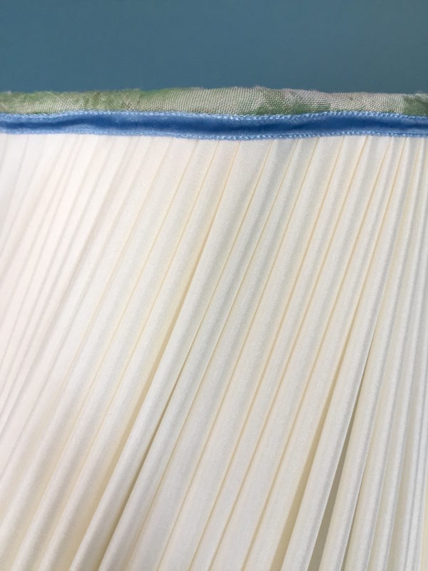 Abat-jour Twisté plissés à la main en pongé de soie style vintage, création d'Inkrée.