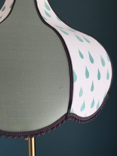 Abat-jour en forme de tulipe en soie et en tissu imprimé pluie, création de Inkrée sur l'ile de Ré.