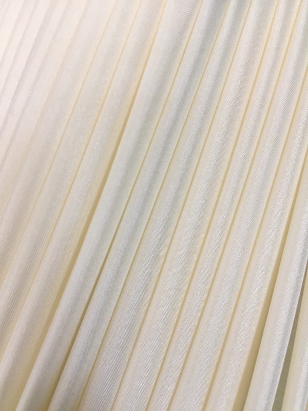 Abat-jour Twisté plissés à la main en pongé de soie style vintage, création d'Inkrée.