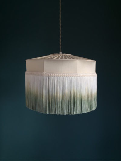 Abat-jour plissés à franges dégradés teint à la main. Couleur Crème celadon, création originale de Inkrée.