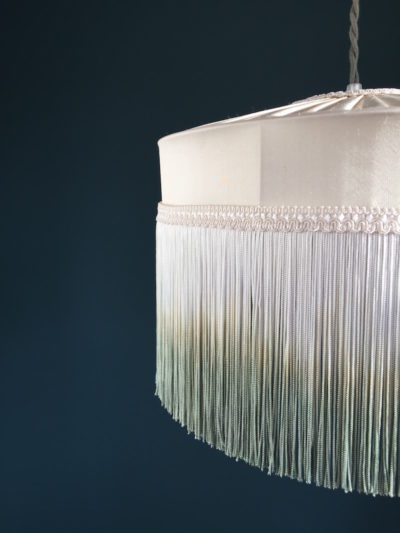 Abat-jour plissés à franges dégradés teint à la main. Couleur Crème celadon, création originale de Inkrée.