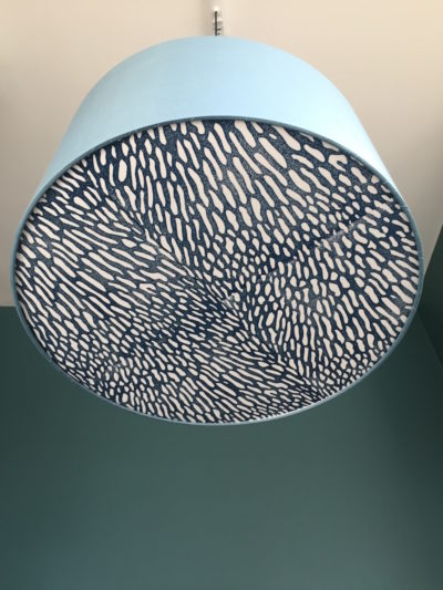 Abat-jour à diffuseur imprimé à la main à Saint Martin de Ré par Inkrée. Motif Corail